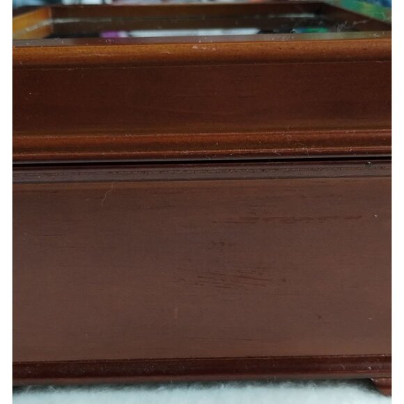 Gold Label Collection Illuminated Music Box With Animated Skaters & 30 Songs - Picture 5 of 13